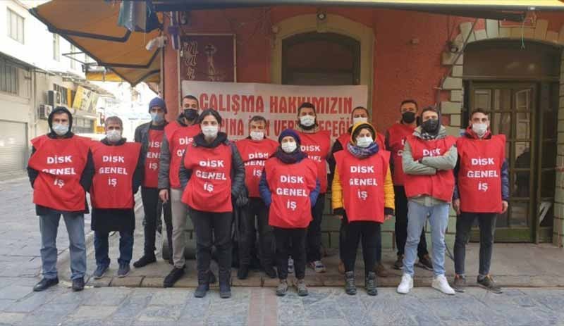 İzmir Büyükşehir Belediyesi'nde işten çıkarılan 16 işçi belediye önünde direnişe başladı