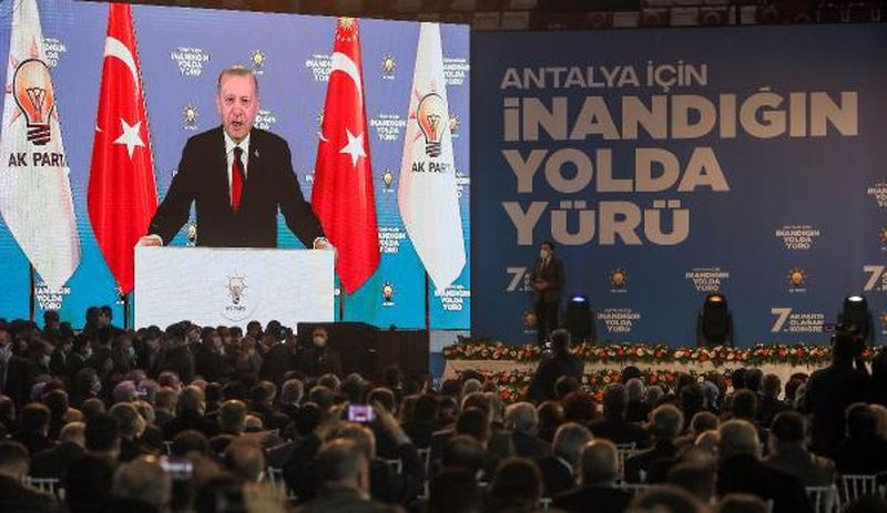 AKP salgında 'tıklım tıklım' kongre yaparken, muhalefetin etkinliklerine ‘sosyal mesafe’ cezası