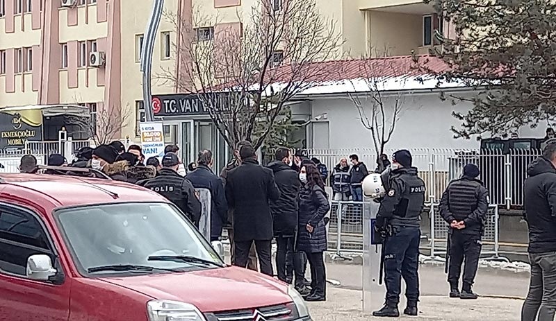 Sokakları kapanan HDP'li vekiller valilik önünde eylem başlattı, CHP ziyaret etti