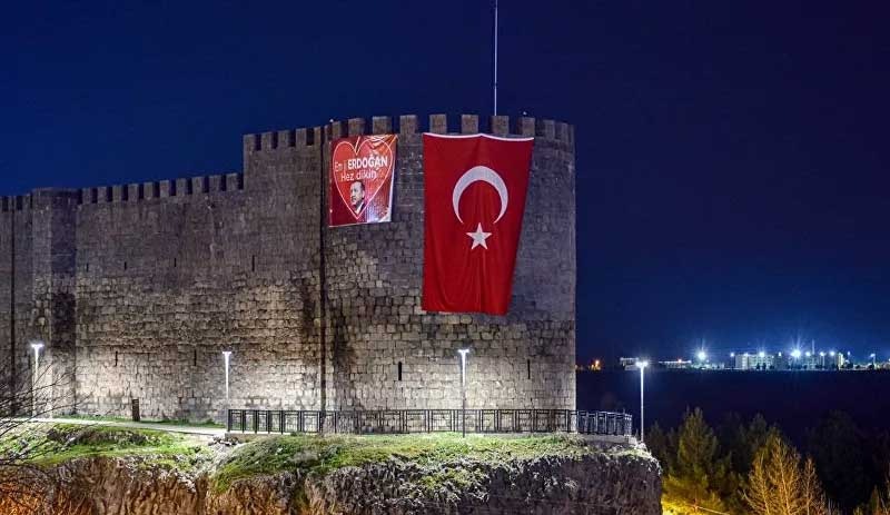 UNESCO Kültür Mirası Listesi'nde bulunan Diyarbakır Kalesi'ne Kürtçe 'Erdoğan'ı seviyoruz' pankartı asıldı
