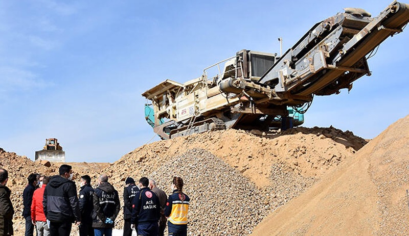 Dengesini kaybeden operatör taşkırma makinesinin haznesine düşerek yaşamını yitirdi