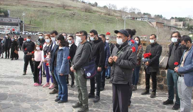 Coronavirus nedeniyle yaşamını yitiren sağlık emekçileri Dicle Nehri’ne bırakılan karanfillerle anıldı