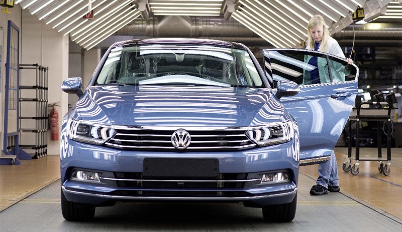 Türkiye'de yatırımdan vazgeçen Volkswagen, batarya fabrikası için yer ve partner arıyor