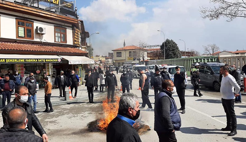 Konya'da lokanta esnafı isyan etti, masa ve sandalyelerini yaktı