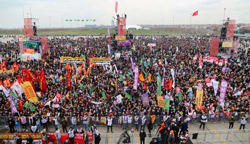 Newroz kutlamaları için binlerce kişi bir araya geldi