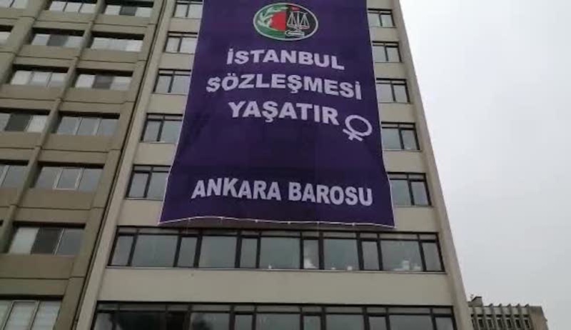 Ankara Barosu'ndan 'İstanbul Sözleşmesi yaşatır' pankartı