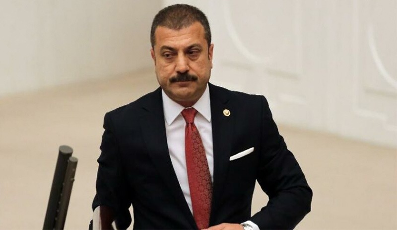 Merkez Bankası Başkanlığı koltuğuna oturan Kavcıoğlu'nun önündeki beşli kıskaç
