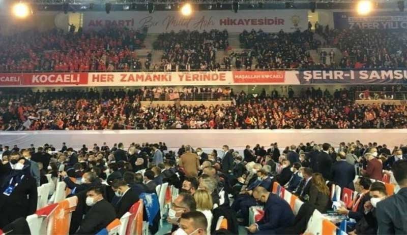 AKP 7. Olağan Kongresi: Maskesiz ve mesafesiz otobüsler, 'lebaleb dolu' salon