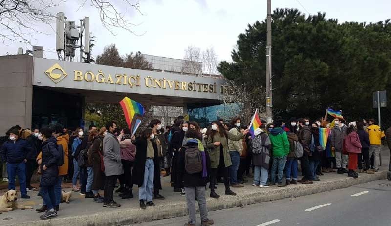 Boğaziçi Üniversitesi'nde gökkuşağı bayrağı taşıyan öğrencilere polis müdahalesi: 12 gözaltı