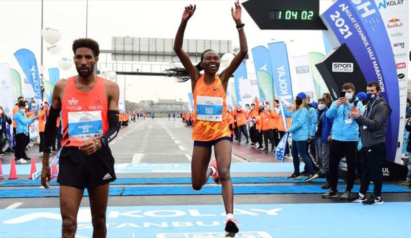 İstanbul Yarı Maratonu'nda Kenyalı atlet Ruth Chepngetich, kadınlarda dünya rekoru kırdı