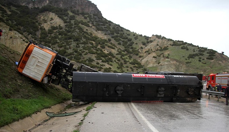 Manisa'da tanker devrildi: 1 işçi hayatını kaybetti, 1 işçi yaralandı