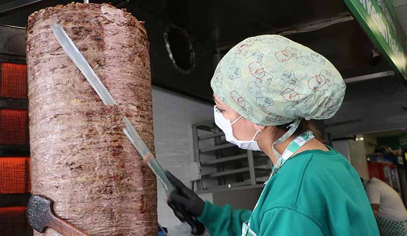 Şırnak'ın tek kadın döner ustası: Yaptığınız şeyden utanmayın, istediğiniz ne varsa onu yapın