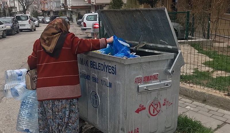 68 yaşındaki yurttaş: Çöpten plastik toplamasam bir gün gecekonduda ölümü bulurlar