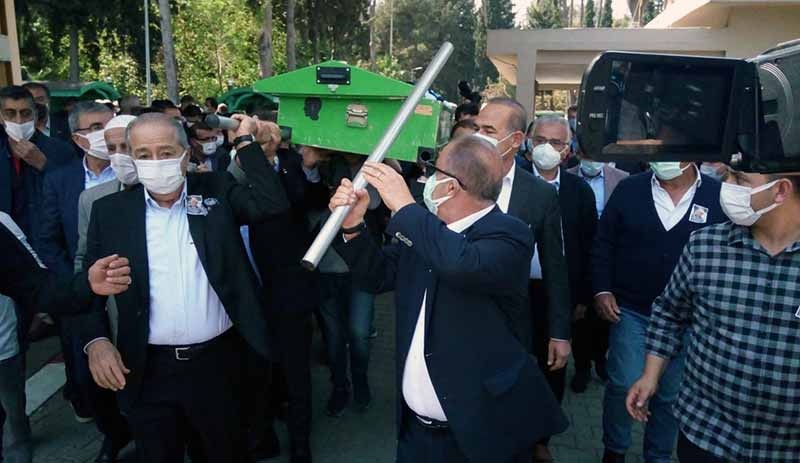 Fatih Terim'in omuz verdiği tabutun direği elinde kaldı