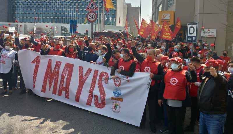 Taksim Meydanı'na çelenk bırakan meslek örgütleri: Gözaltılar derhal serbest bırakılsın