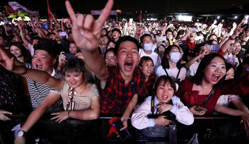 240 milyon doz aşı yapılan Çin'de binlerce kişilik festival düzenlendi