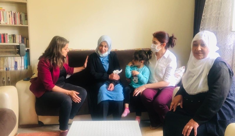 HDP Kadın Meclisi'nden uzman çavuş şiddetine uğrayan Rahime Öz'e ziyaret