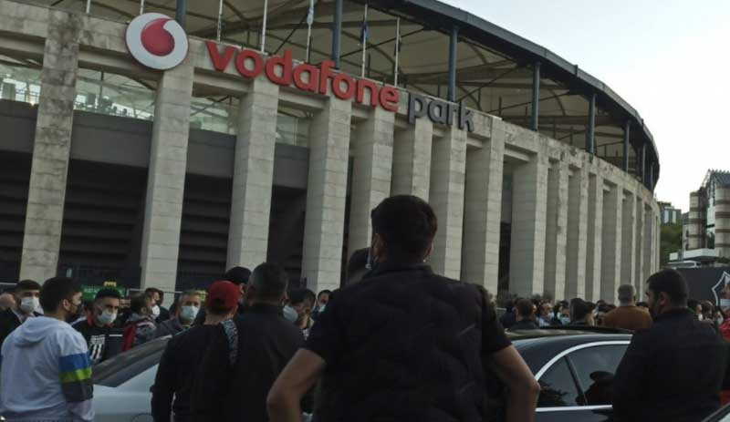 Beşiktaş taraftarları stadın içerisine alındı, 'Tam kapanma' umursanmadı