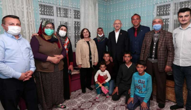 Kılıçdaroğlu, Ankara Çubuk ilçesindeki linç girişiminde kendisini evlerine alan aile ile iftar yaptı
