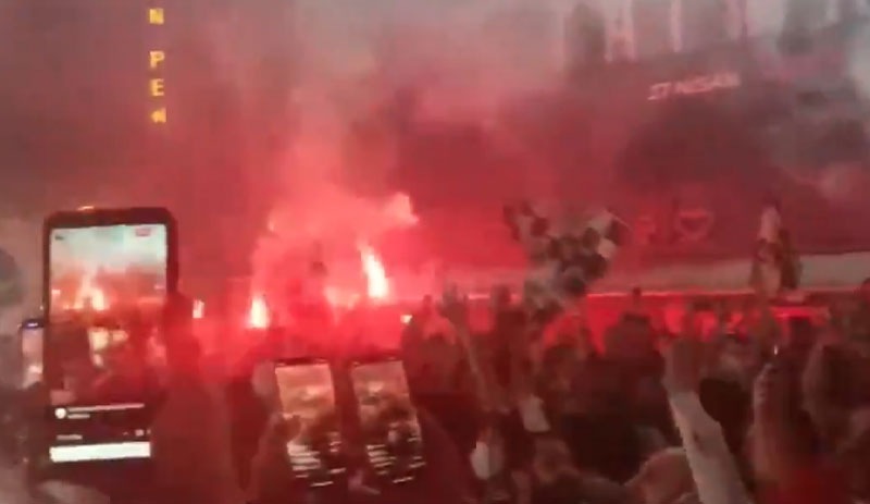 Beşiktaşlı taraftarların şampiyonluk kutlamasına müdahale eden bekçiler havaya ateş açtı