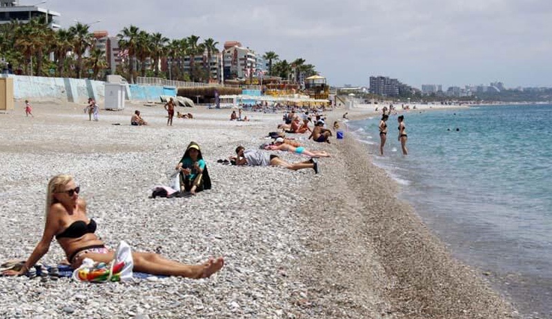 Tam kapanmanın son gününde turistler sahile akın etti