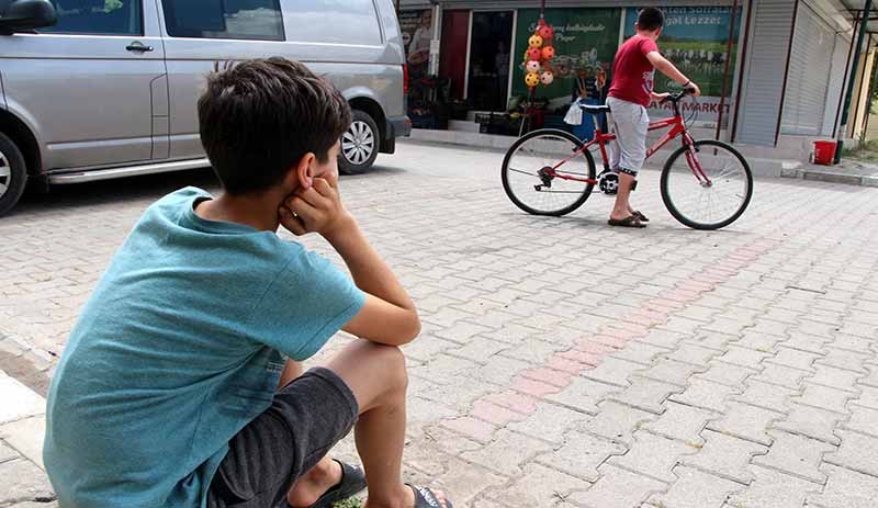 Evinin önünden bisikleti çalınan çocuk, 'öğretmenimin hediyesiydi' diye ağlıyor