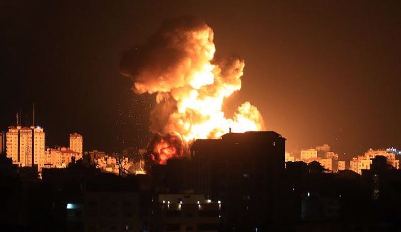 İsrail'den Gazze'ye havadan ve sahilden saldırı: Kentin altyapısı büyük zarar gördü