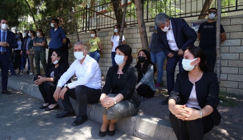 'Adalet' nöbetinde gözaltına alınan Şenyaşar ailesinin yerinde Buldan oturma eylemine başladı