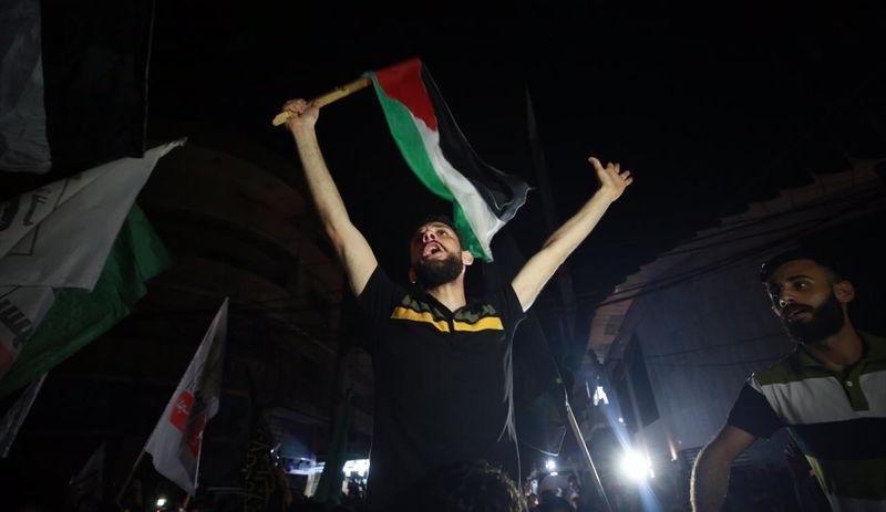 Gazze'de İsrail ile varılan ateşkes anlaşması yürürlüğe girdi, halk sokağa çıkarak gösteri düzenledi