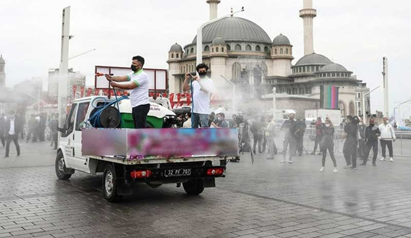 Taksim’deki cami açılışı öncesi meydana 25 ton gül suyu