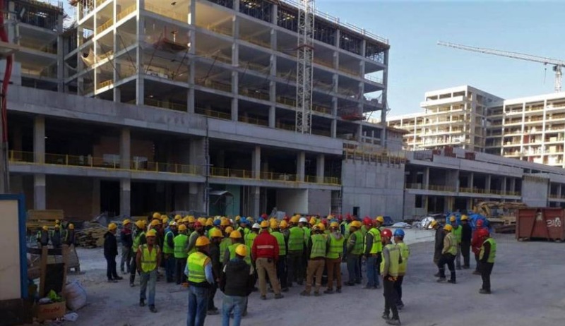 İnşaat işçileri alacakları için iş bıraktı, polis barikat kurdu