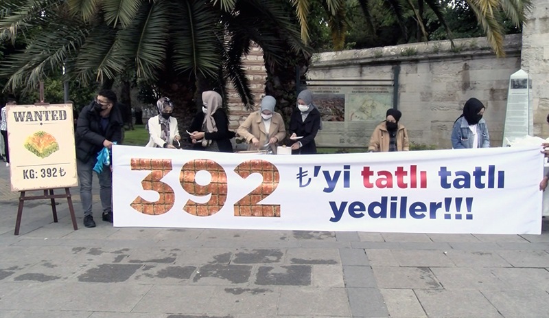 AKP Gençlik Kolları, 128 milyar doları görmedi, 392 lirayı protesto etti