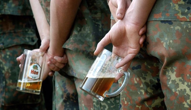 Afganistan'dan çekilen Almanya, 65 bin kutu birayı da ülkeye gönderiyor