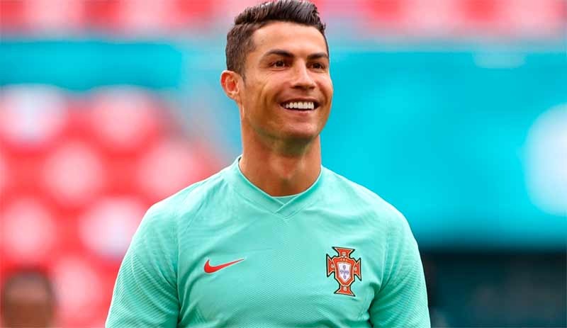 Ronaldo basın toplantısında Coca Cola şişesini kaldırdı: 'Su için'