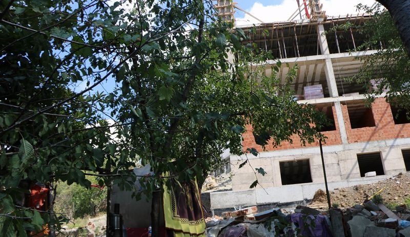 İstanbul'da ‘dere Islahı’ denilerek yıkılan gecekonduların yerinde AKP'li başkanın köylüsü apartman yaptı
