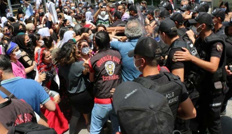 HDP binası önündeki çadırın kaldırılmasını isteyen kadınlara polis müdahalesi