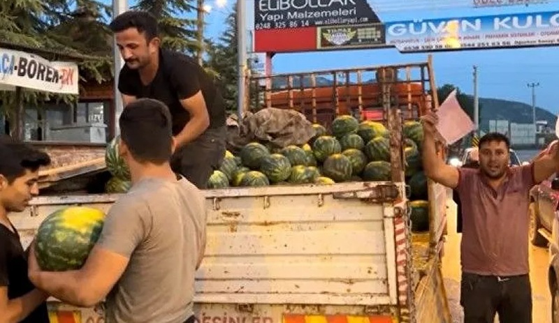 Belediyenin yazdığı cezalara sinirlenip bedava karpuz dağıttı