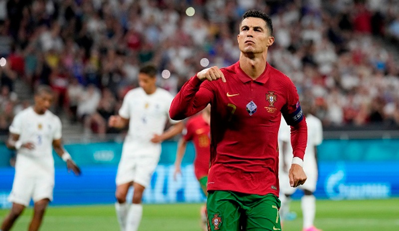 Fransa taraftarı Cristiano Ronaldo'ya Coca Cola şişesi fırlattı