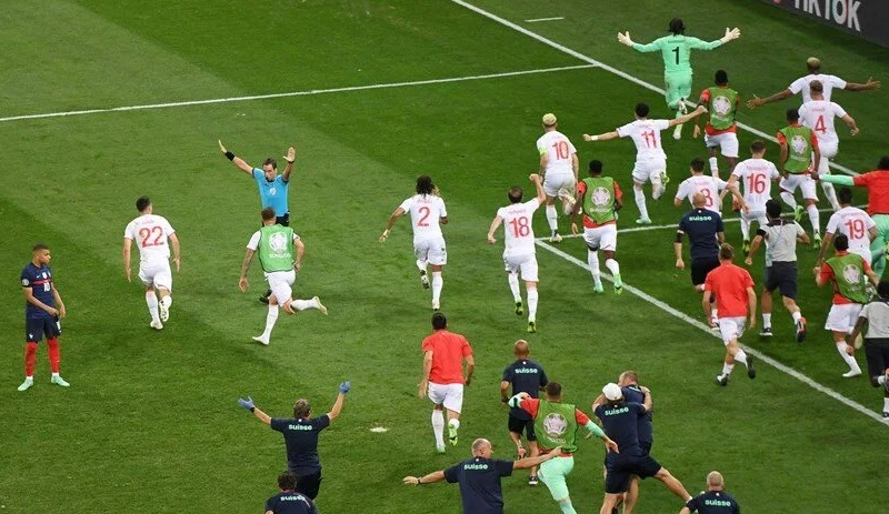 EURO 2020'nin favorilerinden Fransa elendi, İsviçre çeyrek finalde