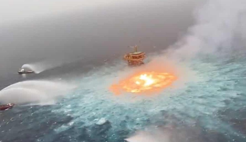 Meksika Körfezi'nde okyanus üzerinde yangın
