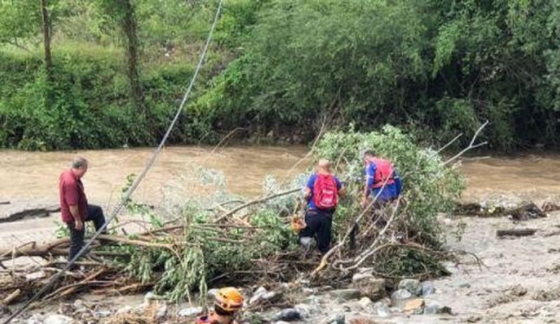 Selde yıkılan elektrik direğini düzeltmeye çalışan 78 yaşındaki yurttaş suya kapıldı