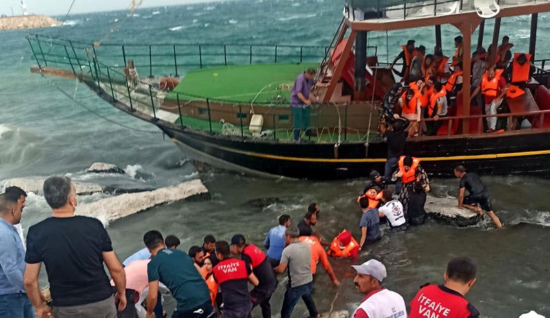 Van Gölü'nde gezi teknesi karaya oturdu, yolcular halatlarla kurtarıldı