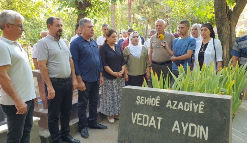 1991 yılında JİTEM tarafından kaçırıldıktan sonra katledilen Vedat Aydın'ın mezarı başında anma