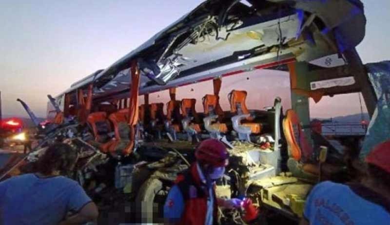 Soma'da TIR otobüse çarptı: 9 kişi hayatını kaybetti, 30 kişi yaralı