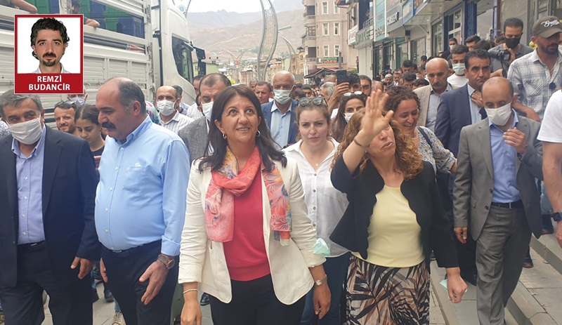 Pervin Buldan, polis engeline rağmen Hakkari'de esnaf ziyaretinde bulundu