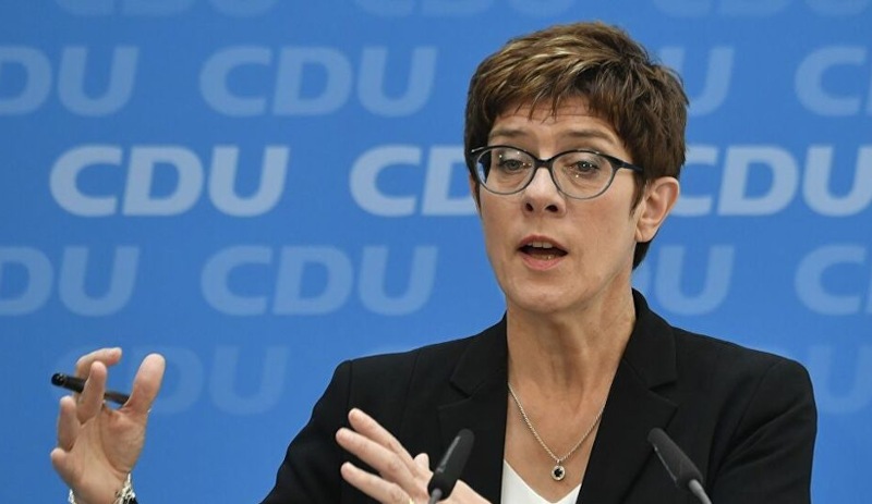 Eleştirilerin odağındaki Alman Savunma Bakanı'ndan istifa sinyali