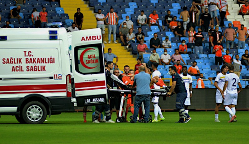 Adanaspor'lu futbolcunun maçta ayağı kırıldı