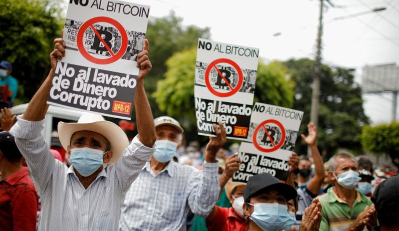 El Salvador'da binlerce kişi Bitcoin'i protesto etti