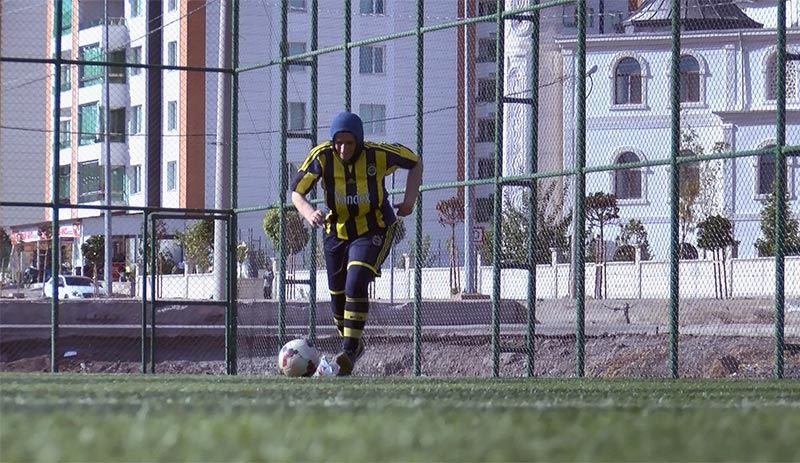 Diyarbakırlı futbolcu Azize Ay, hayali için 53 yaşında lise diploması aldı