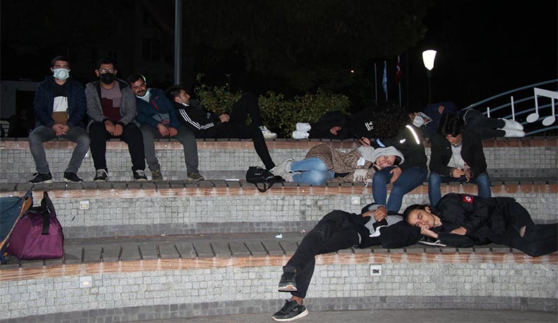Öğrenciler geceyi parkta geçirdi, vali 'yurt talepleri yok' açıklaması yaptı